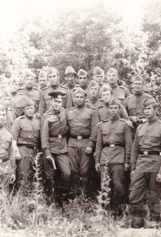 Студенты института  механизации сельского хозяйства на военных сборах. Николай Костов – четвертый справа в верхнем ряду
