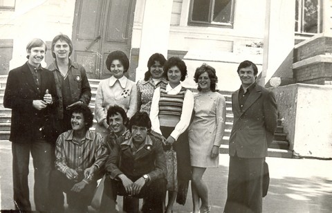 На фоне старого здания института механизации, 2 курс, 1978 год, с куратором Людмилой Ивановной Мурахтановой. Сергей Шапошников – крайний справа