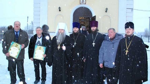 А. Н. Мещеряков – крайний слева с Архиерейской грамотой, принятой из рук митрополита Лонгина. 14 января 2012 года