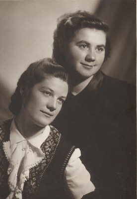 Августа Брониславовна Худзик с лучшей подругой Кларой Семеновной Камфориной, 27 апреля 1954 года