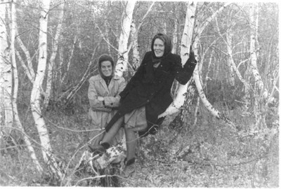 Целинницы Августа Худзик и Вера Бочкова в Балахтянском лесу, октябрь 1954 года