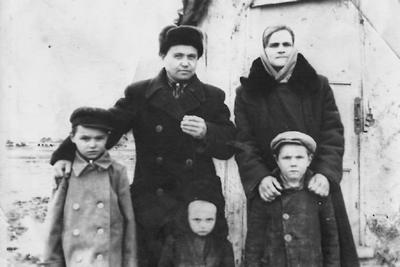 Семья Кабановых (Николай Васильевич слева в верхнем ряду)